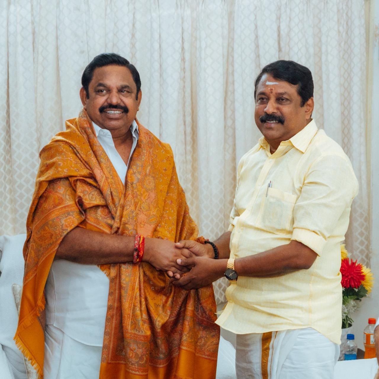 எடப்பாடி பழனிசாமியை தமிழக பாஜக தலைவர் நயினார்நாகேந்திரன் மரியாதை நிமித்தம் நேற்று சந்தித்தார்