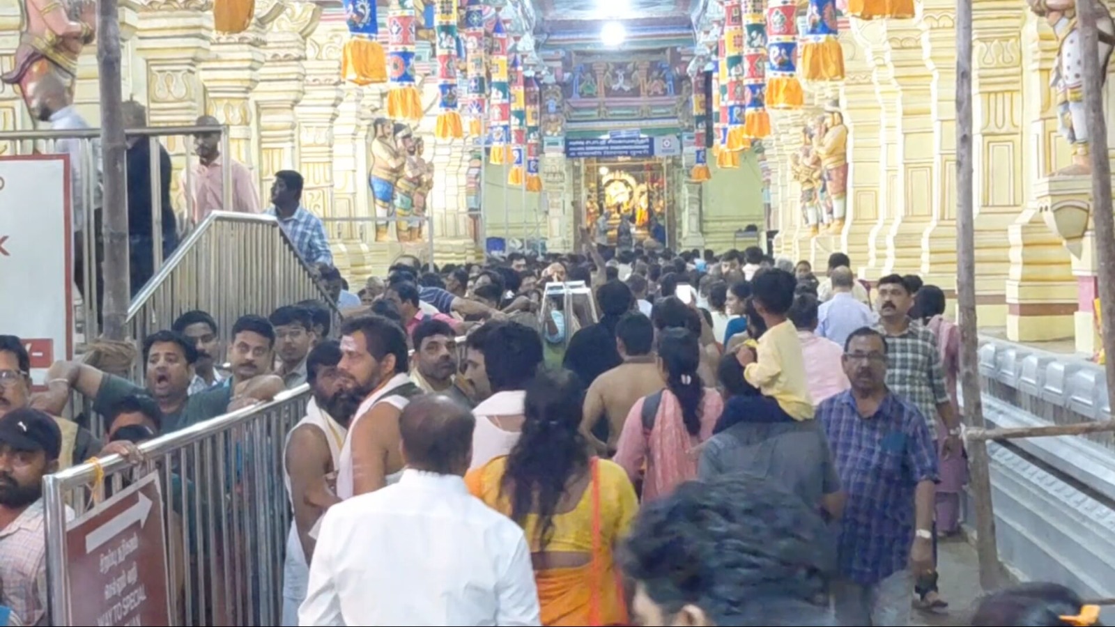 ராமேஸ்வரம் ராமநாதசாமி கோவிலில் நேற்று பக்தர்கள் கூட்டம்