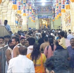 ராமேஸ்வரம் ராமநாதசாமி கோவிலில் நேற்று பக்தர்கள் கூட்டம்