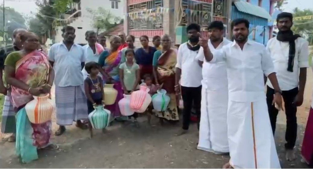 கிராம மக்கள் காலிக் குடங்களுடன் போராட்டம்