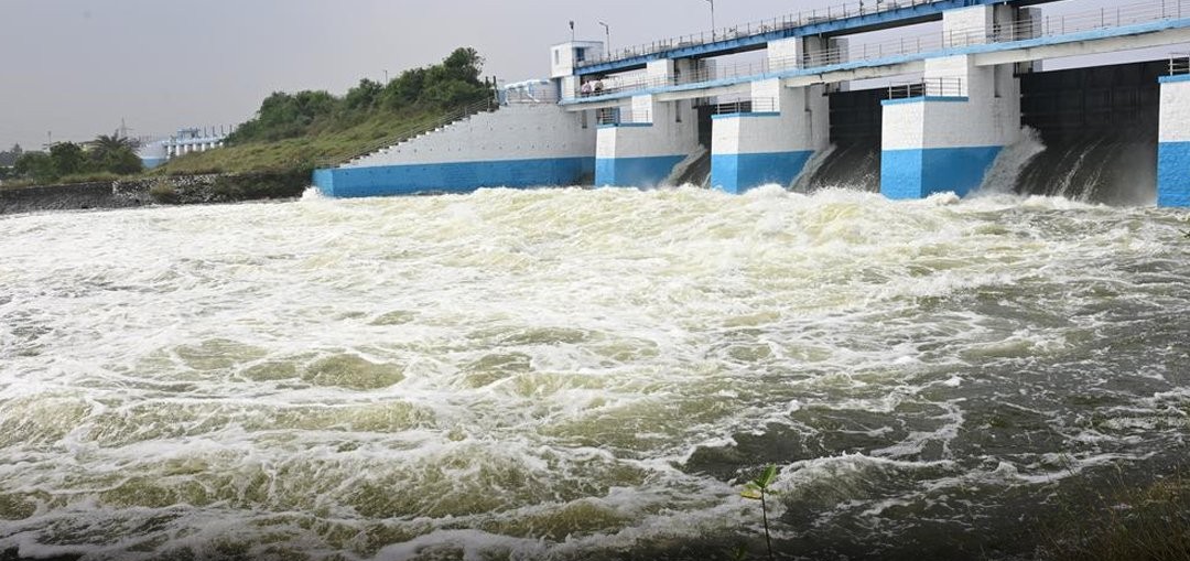செம்பரம்பாக்கத்துக்கு 1380கனஅடி நீர்வரத்து உள்ளதால்,200 கனஅடி நீர் வெளியேற்றப்பட்டு வருகிறது