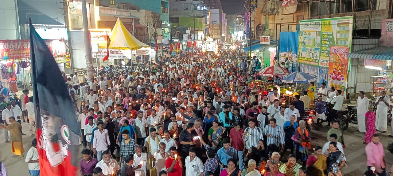 அதிமுக சார்பில் மெழுகுவர்த்தி ஏந்தி அமைதி ஊர்வலம்