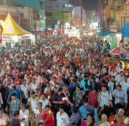 அதிமுக சார்பில் மெழுகுவர்த்தி ஏந்தி அமைதி ஊர்வலம்