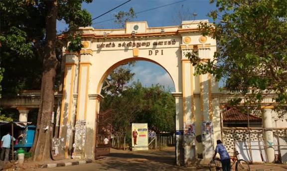 அரையாண்டு விடுமுறை முடிந்து பள்ளிகள் திறக்கும் முதல் நாளிலேயே பாடப்புத்தகங்களை வழங்க உத்தரவு