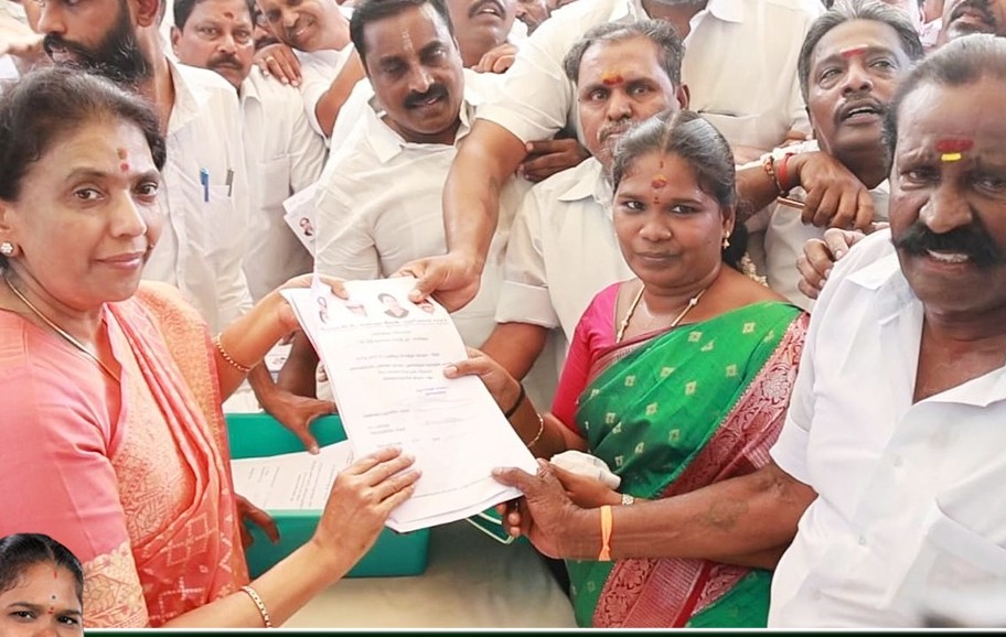 முன்னாள் அமைச்சர் ராஜலட்சுமி, அதிமுக தலைமைக் கழகத்தில் விருப்ப மனு