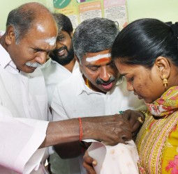 புதுச்சேரி மேட்டுப்பாளையம் சுகாதாரத்துறை மையத்தில் ஐந்து வயதுக்கு உள்பட்ட குழந்தைகளுக்கு போலியோ