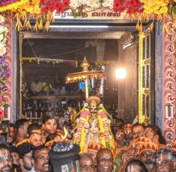 விண்ணதிர நம்பெருமாள் பரமபத வாசலை கடந்த காட்சி.