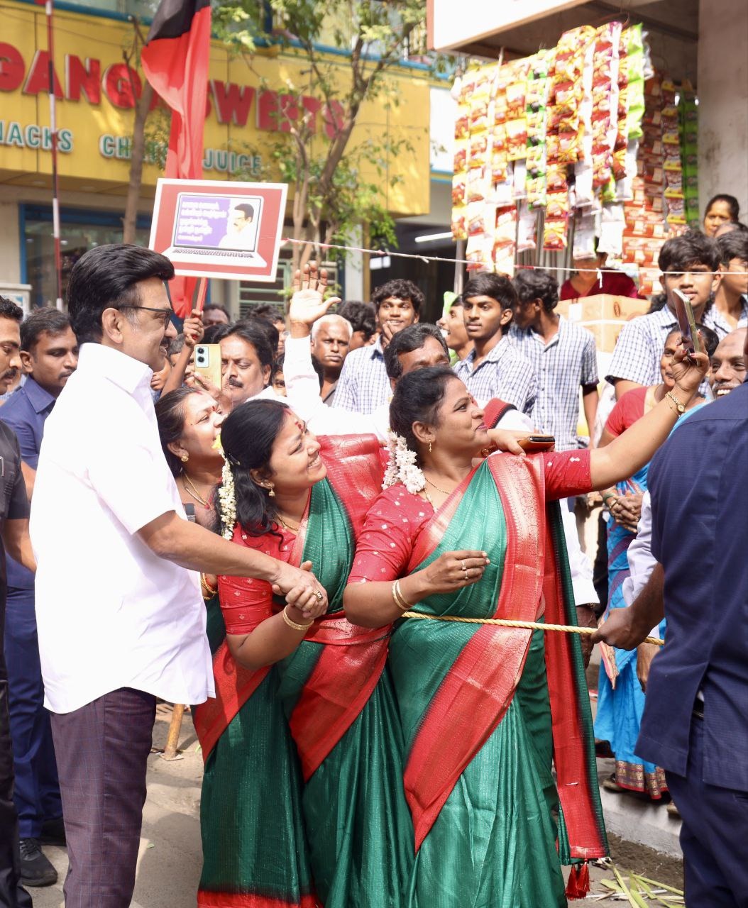 முதல்வர்ஸ்டாலினுடன் ஷெல்பி எடுத்து மகிழ்ந்த மகளிர்