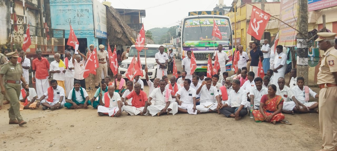 வலங்கைமானில் தமிழ்நாடு விவசாயிகள் சங்கம் சிபிஐ, சிபிஎம் சார்பில் சாலை மறியல் போராட்டம் நடைபெற்றது.