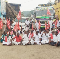 வலங்கைமானில் தமிழ்நாடு விவசாயிகள் சங்கம் சிபிஐ, சிபிஎம் சார்பில் சாலை மறியல் போராட்டம் நடைபெற்றது.
