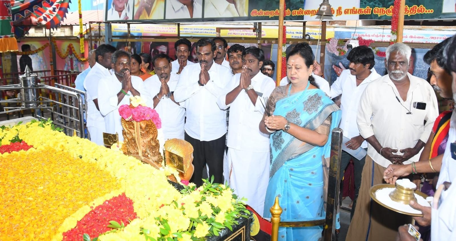 விஜயகாந்த் நினைவிடத்தில் பிரேமலதா சிறப்பு பூஜை