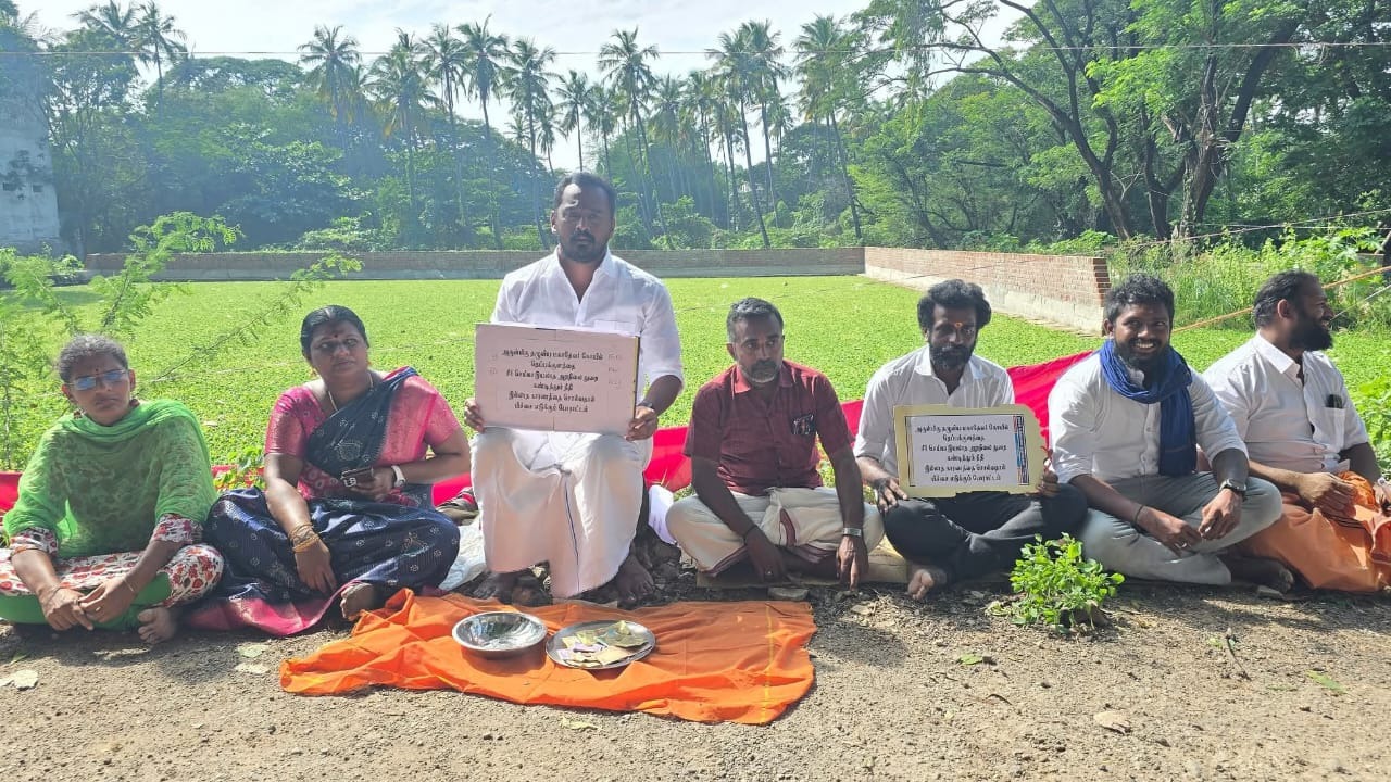 பாஜக சார்பில் தெப்பக்குளம் முன் பிச்சை எடுக்கும் போராட்டம்