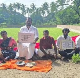 பாஜக சார்பில் தெப்பக்குளம் முன் பிச்சை எடுக்கும் போராட்டம்