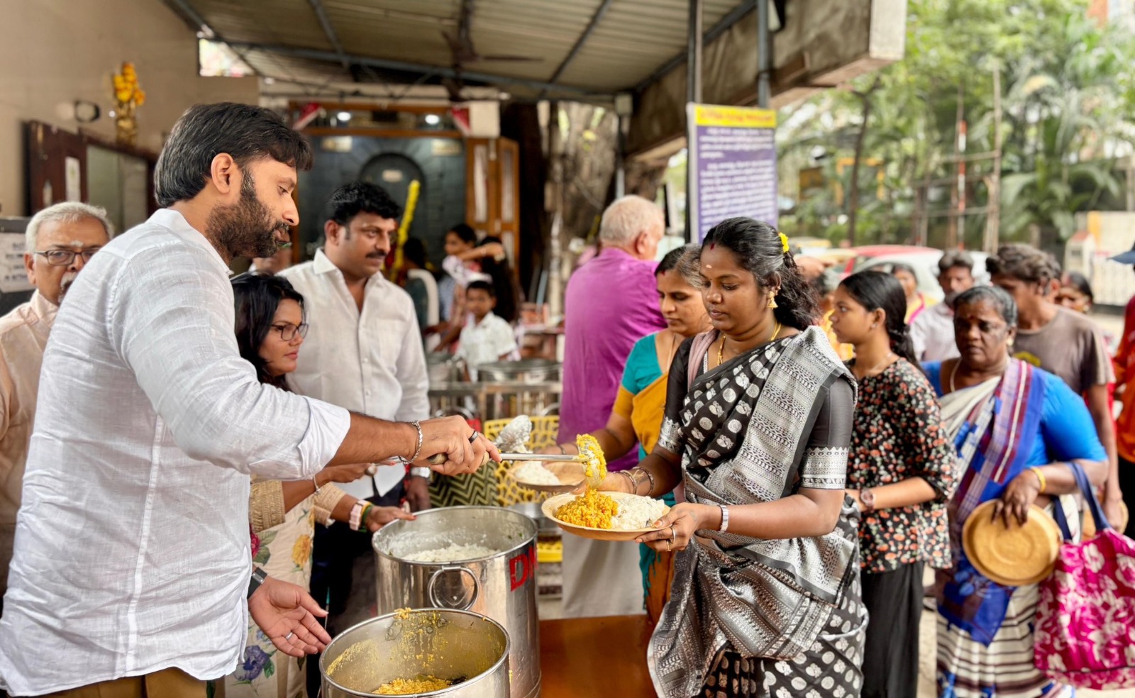பாஜக ஆன்மீக பிரிவு மாநில செயலாளர் ப்ரீத்தி சாய் மாநில செயலாளர் வினோஜ் செல்வம் அன்னதானம்