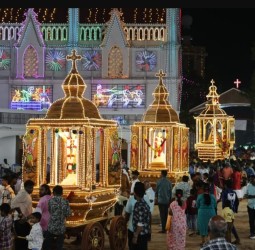 கோட்டாறு புனித சவேரியார் பேராலயத்தில் நேற்று நடந்த தேர் பவனி