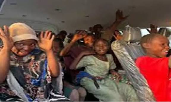 நைஜீரியா: பயங்கரவாதிகளால் கடத்தப்பட்ட பள்ளிக்குழந்தைகளில் 130 பேரை அதிரடியாக மீட்ட ராணுவம்