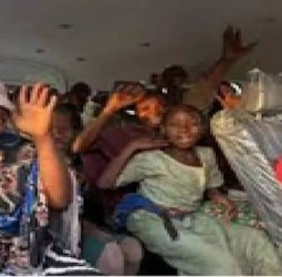 நைஜீரியா: பயங்கரவாதிகளால் கடத்தப்பட்ட பள்ளிக்குழந்தைகளில் 130 பேரை அதிரடியாக மீட்ட ராணுவம்