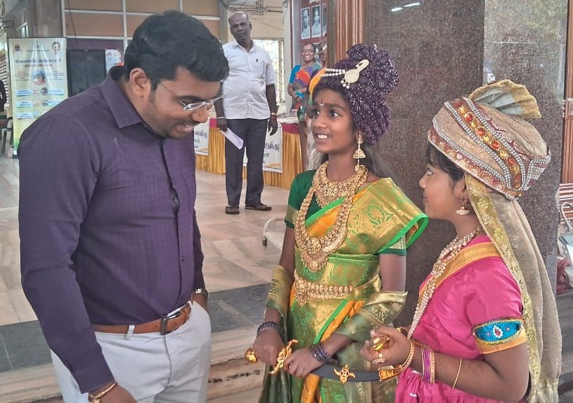 வேலு நாச்சியார் வேடமிட்டு மனு