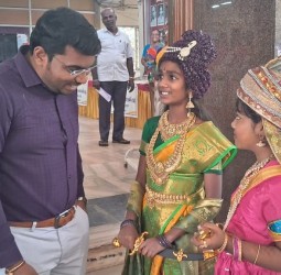 வேலு நாச்சியார் வேடமிட்டு மனு