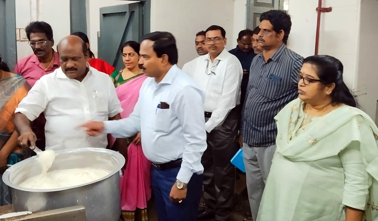 அரசு கலை கல்லூரியில் மாணவியர்களுக்கு வழங்கப்படும் உணவுகளின் தரம்குறித்து அமைச்சர் கோவி.செழியன் ஆய்வு