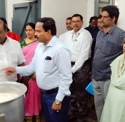 அரசு கலை கல்லூரியில் மாணவியர்களுக்கு வழங்கப்படும் உணவுகளின் தரம்குறித்து அமைச்சர் கோவி.செழியன் ஆய்வு