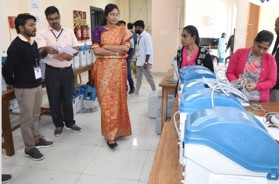 வாக்குபதிவு இயந்திரங்களை பெங்களுர் பெல் நிறுவன பொறியாளர்கள் சரிபார்க்கும் பணி