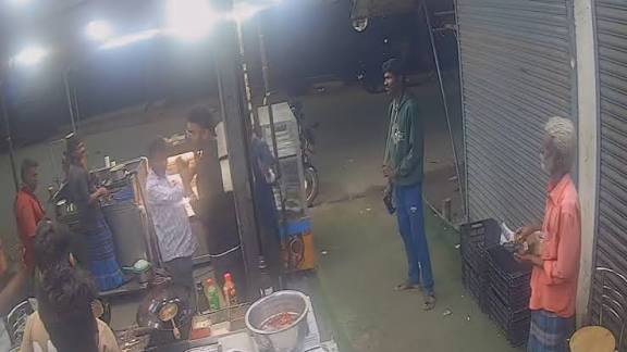 உணவகத்தில் பெண் காவலரின் மகன் ரகளை!