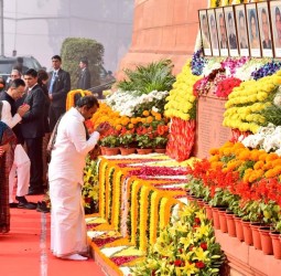 பாராளுமன்ற தாக்குதலில் உயிர் நீத்தவர்களுக்கு மத்திய இணை அமைச்சர் முருகன் அஞ்சலி