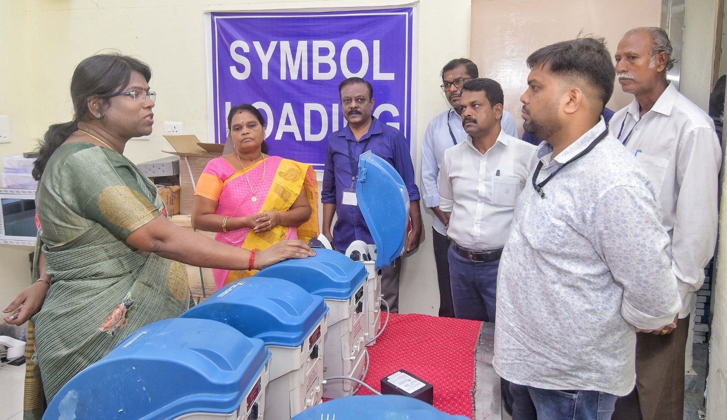 வளாகத்தில் மின்னணு வாக்குப்பதிவு இயந்திரங்கள் முதல் நிலை சரிபார்ப்பு பணி