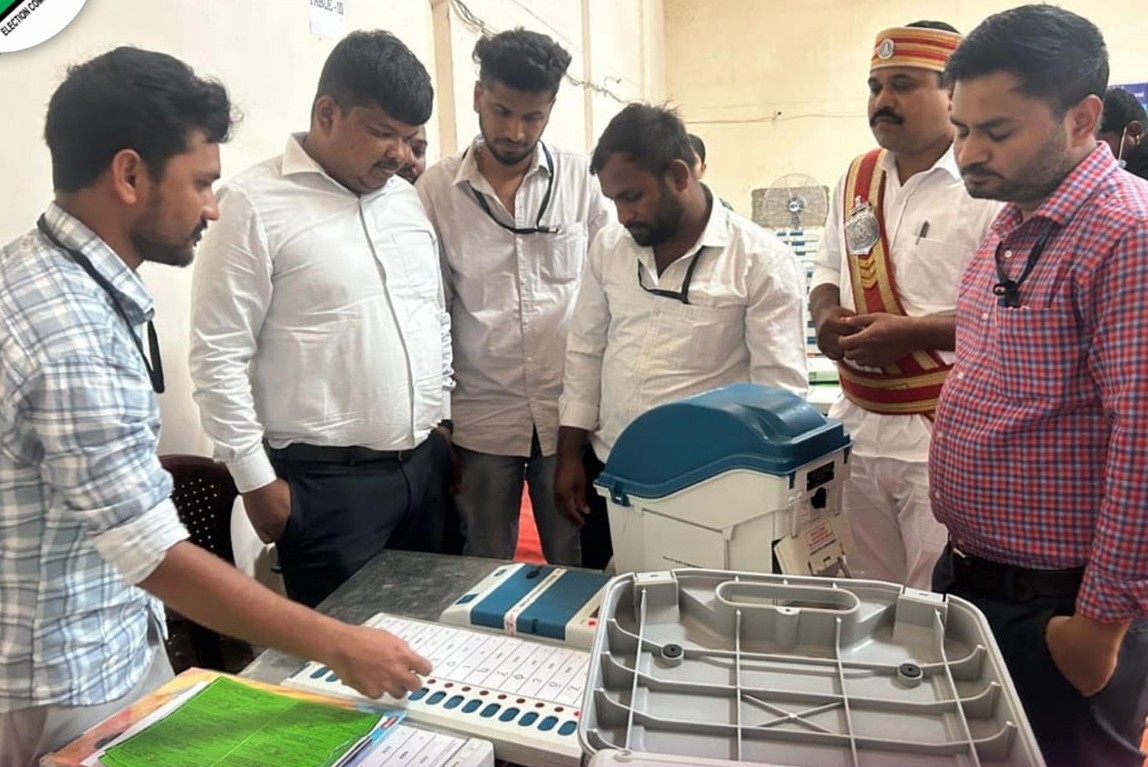 மயிலாடுதுறையில் வாக்குப்பதிவு எந்திரங்கள் சரிபார்க்கும் பணி