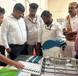 மயிலாடுதுறையில் வாக்குப்பதிவு எந்திரங்கள் சரிபார்க்கும் பணி