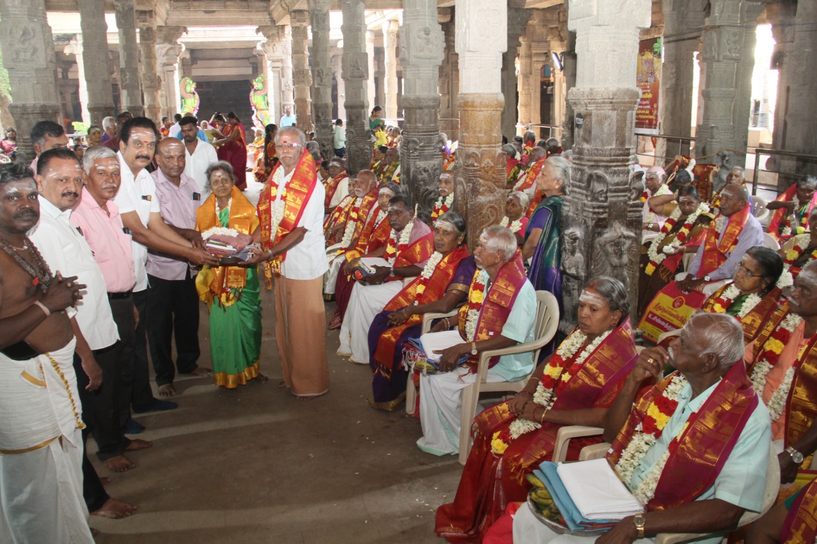 70 வயது பூர்த்தி அடைந்த 49 தம்பதியருக்கு திருநெல்வேலி அருள்மிகு நெல்லையப்பர் திருக்கோயிலில் நேற்று சிறப்பு செய்யப்பட்டது