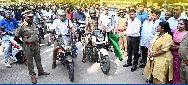 கோவையில் தலைக்கவசம் அணிவது பற்றிய இரு சக்கர வாகன விழிப்புணர்வு