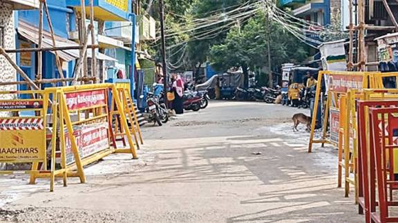 திருப்பரங்குன்றத்தில் சந்தனக்கூடு திருவிழாவை முன்னிட்டு தடுப்புகள் அகற்றப்பட்டு மலைக்கு போகும் பாதை திறப்பு