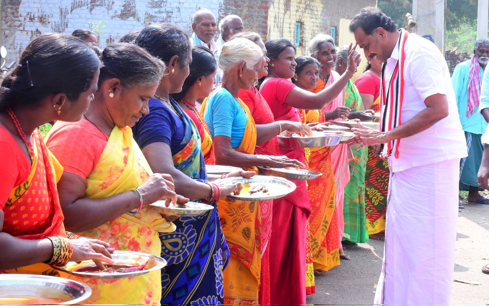 ஒத்தையூர் மற்றும் பாறையூர் பகுதிகளில் அதிமுக முன்னாள் அமைச்சர் எம்ஆ விஜயபாஸ்கர்