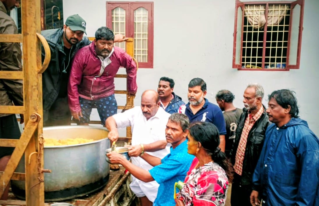 ராஜாஜி நகரில் மழையால் பாதிக்கப்பட்ட மக்களுக்கு முன்னாள் எம்எல்ஏ குப்பன் மதிய உணவு