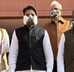 டெல்லி காற்று மாசு பிரச்சினை - காஸ் முகக்கவசம் அணிந்தபடி நாடாளுமன்றம் வந்த எதிர்க்கட்சி தலைவர்கள்