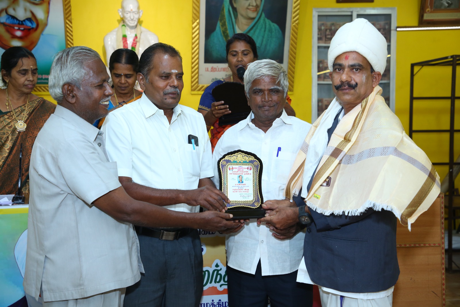 ராமனூத்து அரசு ஆரம்பப்பள்ளி தலைமையாசியருக்கு எழுத்தாளுமை விருது வழங்கி கௌரவிப்பு