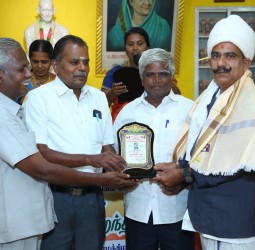 ராமனூத்து அரசு ஆரம்பப்பள்ளி தலைமையாசியருக்கு எழுத்தாளுமை விருது வழங்கி கௌரவிப்பு