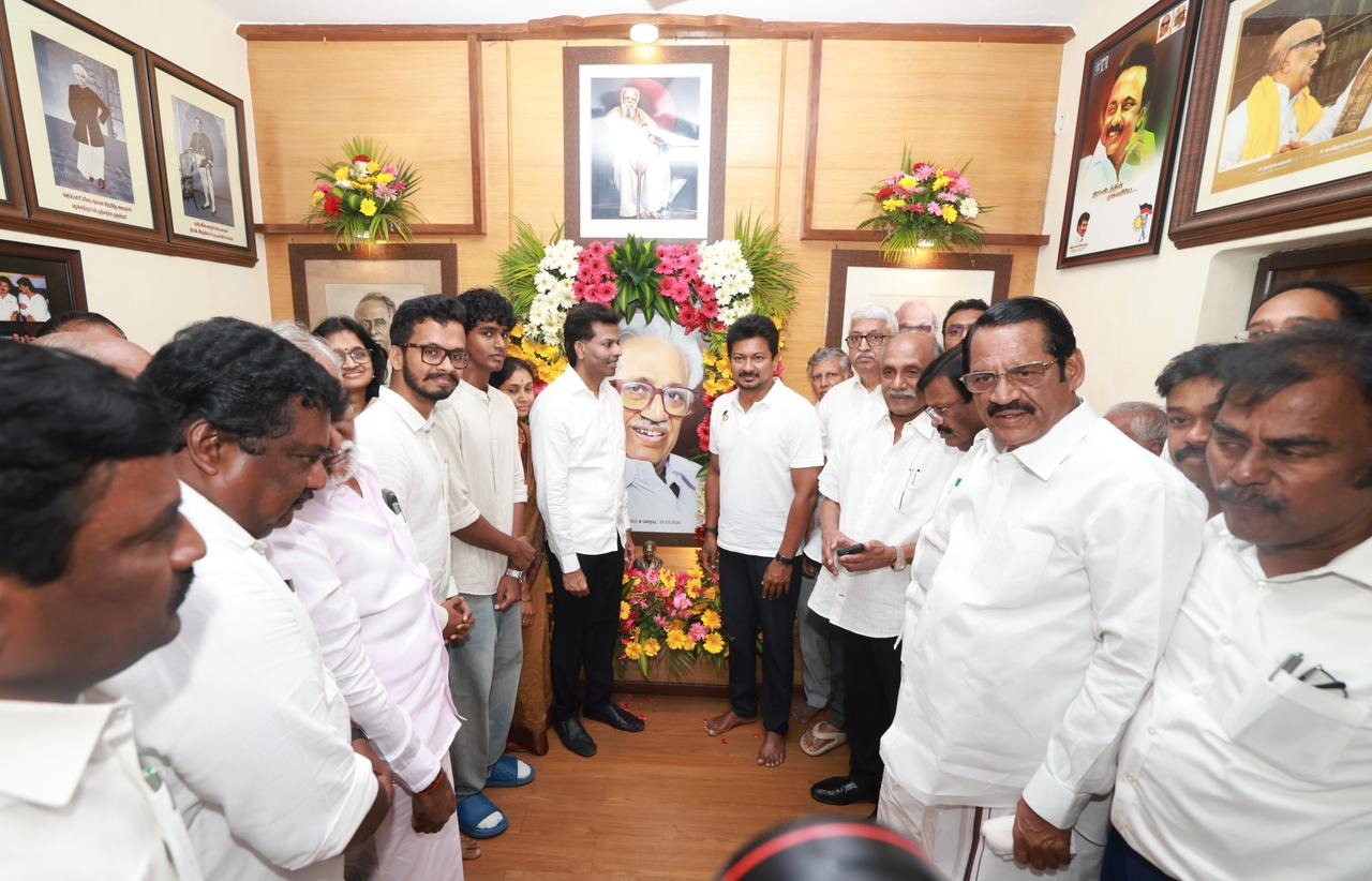 மறைந்த பேராசிரியர் அன்பழகன் பிறந்தநாளை முன்னிட்டு, அவரது இல்லத்தில் திருவுருவப்படத்துக்கு துணை முதல்வர் உதயநிதி மலர்தூவி மரியாதை