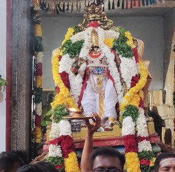 சொர்க்க வாசல் வழியாக எழுந்தருளிய பெருமாள்