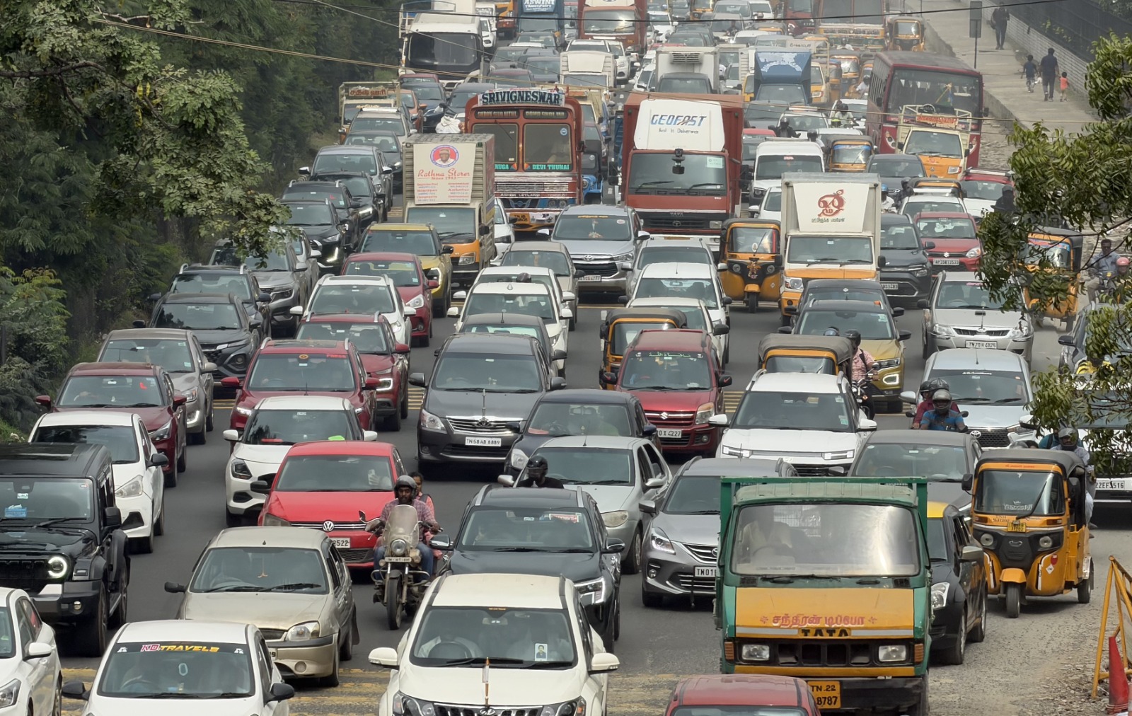 பெருங்களத்தூரில் ஏற்பட்ட போக்குவரத்து நெரிசல்