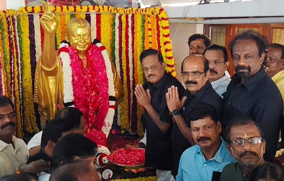 ஜெயலலிதா சிலைக்கு தளவாய் சுந்தரம் எம்எல்ஏ தலைமையில் அதிமுகவினர் மாலை அணிவித்து அஞ்சலி