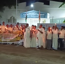 ஸ்ரீவைகுண்டத்தில் காங்கிரஸ் கட்சியினர் மெழுகுவத்தி ஏந்தி ஊர்வலம்