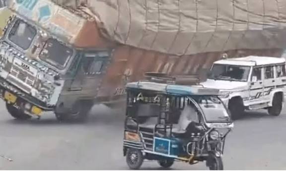 உ.பி.: கார் மீது லாரி கவிழ்ந்து விபத்து - டிரைவர் பலி