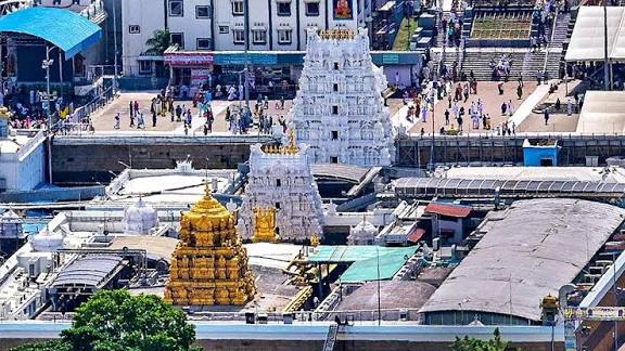 திருப்பதியில் பக்தர்கள் கூட்டம் அதிகரிப்பு: தரிசன டோக்கன் வாங்க தள்ளுமுள்ளு