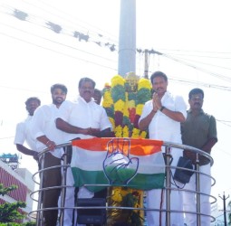 விடுதலைப் போராட்ட வீரர் தியாகி டி.எஸ்.அருணாசலம் பிறந்தநாளை முன்னிட்டு அன்பில் மகேஷ் பொய்யாமொழி மாலை அணிவித்து மரியாதை