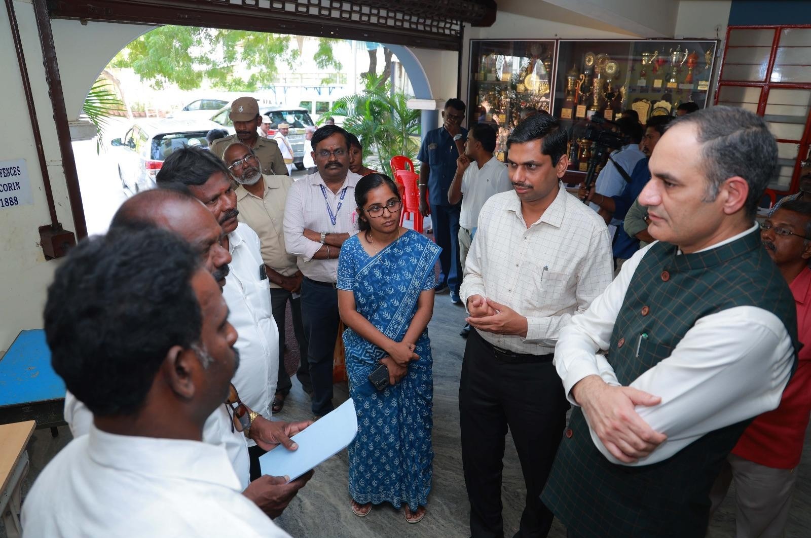 தூத்துக்குடி மாவட்டத்தில் நேற்று வாக்காளர் பட்டியலில் பெயர் சேர்ப்பதற்கு சிறப்பு முகாம்