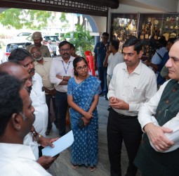 தூத்துக்குடி மாவட்டத்தில் நேற்று வாக்காளர் பட்டியலில் பெயர் சேர்ப்பதற்கு சிறப்பு முகாம்