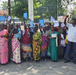 ஊரக வேலை உறுதி திட்டத்தில் பணியாற்றும் பெண்கள் தங்களது பகுதியிலேயே பணி வழங்க வலியுறுத்தி நேற்று எதிர்ப்பு